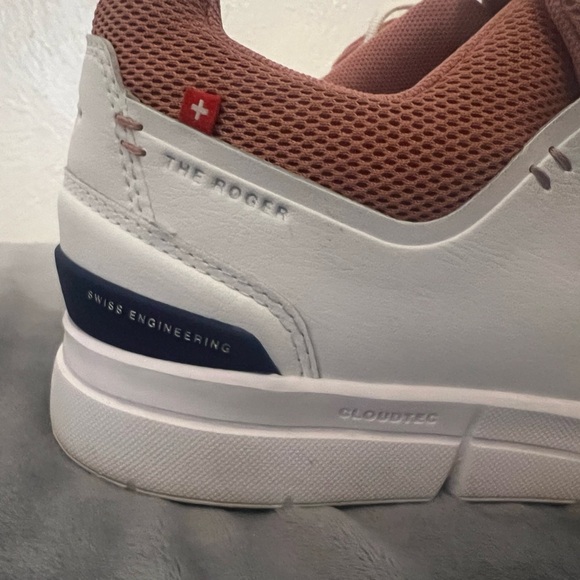 Great condition! On THE ROGER Advantage Sneakers. - Picture 8 of 14